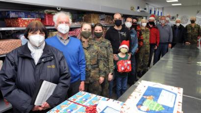 Bild: Stephan Huber
Für Irmgard Buschhausen (links) und Bernhard Saurenbach (Zweiter von links) ist die Weihnachtspäckchen-Aktion der schönste Termin des Jahres. Zusammen mit Vertretern der Spender verteilen sie die Päckchen.