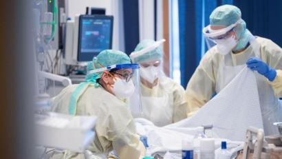 Bild: Marijan Murat/dpa
In einer Covid-Intensivstation wird ein Koma-Patient versorgt (Symbolbild).