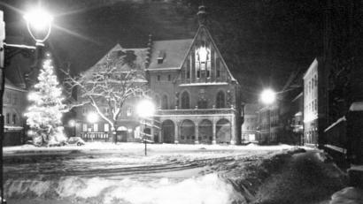Bild: Sammlung Dieter Utz 
Eine Ansichtskarte aus der Sammlung von Dieter Utz zeigt den verschneiten Amberger Marktplatz um 1950.