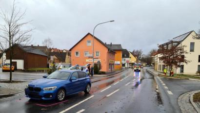 Bild: sne
Der blaue Pkw hat einen 80-jährigen Radfahrer erfasst. Die Polizei sucht nach Zeugen.