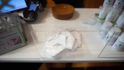 Bild: Daniel Reinhardt
Drei FFP2-Masken liegen auf einem Tisch. Foto: Daniel Reinhardt/dpa/Archivbild