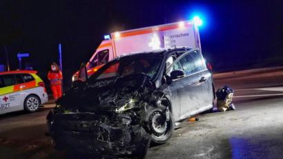 Bild: dmra
Zwei Fahrzeuge sind am Abend des ersten Weihnachtsfeiertags, 25. Dezember, auf der B14 zusammengestoßen. Ein aus Dürnsricht kommender Autofahrer hatte beim Einbiegen in die Bundesstraße ein aus Richtung Hahnbach nahendes Auto übersehen.