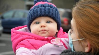 Bild: Gabi Schönberger
In der Pandemie zur Welt gekommen: Dieses kleine Mädchen merkt wohl nicht viel von den Beschränkungen, die das Coronavirus mit sich bringt. Die Kinder, die im Jahr 2020/21 zur Welt kommen, werden vermutlich ein Leben lang allein durch ihr Geburtsjahr als "Coronababys" betitelt werden.