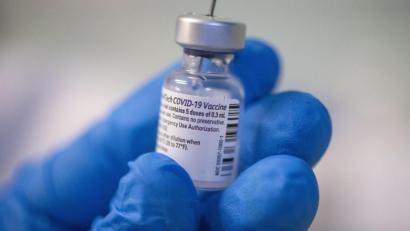 Bild: Ariel Schalit/dpa
Alle Hoffnung ruht auf ihm: Nach Weihnachten soll der Impfstoff gegen das Coronavirus auch in Bayern zur Verfügung stehen.
