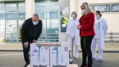 Bild: Daniel Karmann/dpa
Joachim Herrmann (CSU), Innenminister von Bayern, und Melanie Huml (Zweite von rechts, CSU), Gesundheitsministerin von Bayern, stehen neben Kartons mit den ersten Dosen Corona-Impfstoff für Bayern.