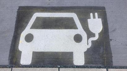 Symbolbild: Heike Unger
Ein Symbol für einen Parkplatz, der speziell für Elektroautos reserviert und mit einer Ladesäule ausgestattet ist.
