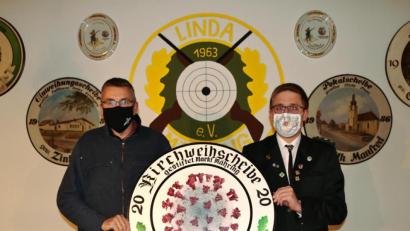 Bild: Michael Riedl/exb
„Corona“ heißt der „Gewinner“ der Kirchweihscheibe. So soll dieses problematische Jahr in Erinnerung bleiben. Die Scheibe präsentierten Bürgermeister Franz Schöner und "Linda"-Vorsitzender Martin Riedl.