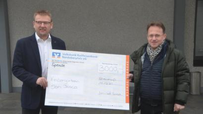 Bild: dob
Dekan Alexander Hösl (rechts) durfte aus den Händen von Hans Meller von der Firma Hm-Sat einen Spendenscheck in Höhe von 3000 Euro für den Kindergarten Don Bosco entgegennehmen.