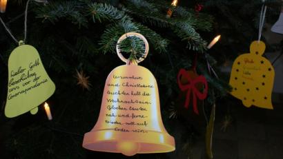 Bild: öt
Mit Wünschen beschriftete Glockensymbole hängten die Kommunionkinder an den Weihnachtsbaum in der Pfarrkirche Patrona Bavariae.