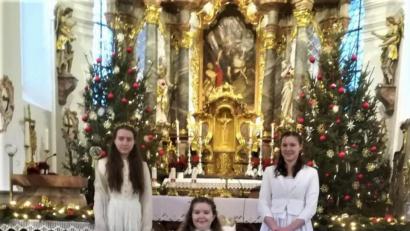 Bild: twg
Sophia Bayerl, Eva Bayerl und Birgitta Rickauer (von links) trugen als Weihnachtsengel die Geschichte vom Hirtenjungen vor.