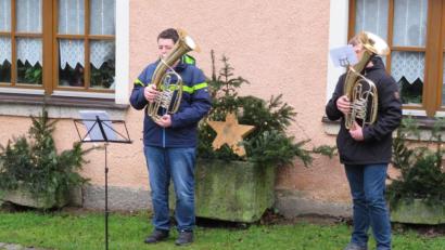 Bild: adj
Simon Schiml und Freund Stefan Gruber (von links) spielten mit ihren Tenorhörnern in Kirchendemenreuth
