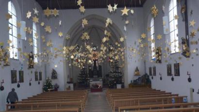 Bild: hok
Die Pfarreiengemeinschaft Mantel-Neunkirchen bastele in der Adventzeit Sterne.