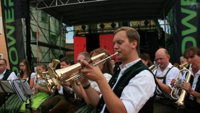 Archivbild: wro
Nächstes Jahr soll es wieder ein Bürgerfest in Falkenberg geben - mit guter Stimmung und Musik von der Falkenberger Blasmusik. Hier ein Bild aus dem Jahr 2018.