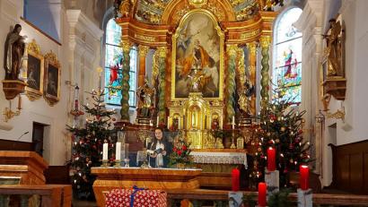 Bild: Evangelische Kirchengemeinde Waldershof/exb
Marina Bauer bei ihrem Gesangvortrag in der alten Kirche St- Sebastian.