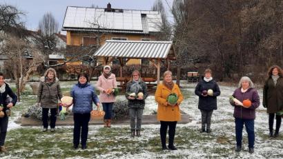 Bild: BBV Tirschenreuth/exb
Der Vorstand der Landfrauengruppe mit Kreisbäuerin Irmgard Zintl (Vierte von Rechts) präsentiert eine Auswahl von Wintergemüse.