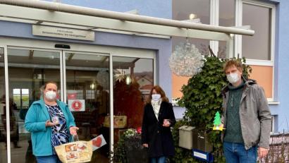 Bild: mfh
Die Bewohner der Procurand-Seniorenresidenz erhielten die von den Kindergartenkindern gebastelten Hoffnungslichter.