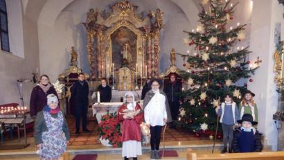 Bild: amö
Maria, Josef, das Jesuskind, der Wirt, die Hirten (vorne), die Musiker (hinten) und links Doris Drexler