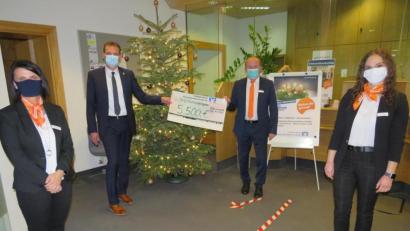 Bild: adj
5500 Euro spendet die Raiffeisenbank an Vereine und Institutionen in Altenstadt. Bürgermeister Ernst Schicketanz (hinten, links) nimmt im Beisein des Teams Altenstadt den Scheck von Hans Hart (hinten, rechts) entgegen