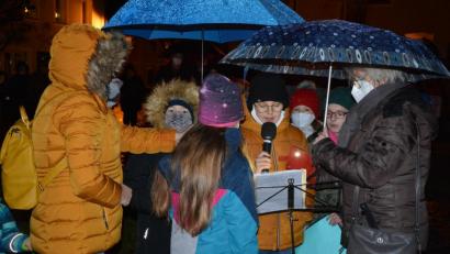 Bild: jr
Fünf Viertklässler erzählten die Weihnachtsgeschichte in verschiedenen Szenen.