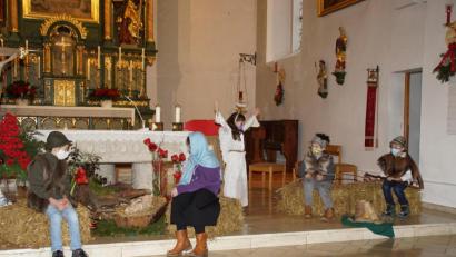 Bild: mmj
Mit einem Pantominenspiel führten Kinder den Text des Weihnachtsevangeliums bei der Krippenfeier in der Schönseer Pfarrkirche den Besuchern vor.