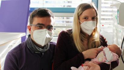 Bild: Michael Reindl/ Kliniken Nordoberpfalz AG
Mama Melanie und Papa Johannes aus Marktredwitz freuen sich über ihr Christkindl Sophia.