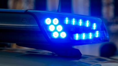 Bild: Klaus-Dietmar Gabbert/dpa-Zentralbild/ZB
Ein Blaulicht der Polizei leuchtet auf.