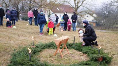 Bild: no
Auf dem Kuhberg fallen die Blicke der Handpuppe Joschi vom Adventskranz aus, an dem vier Fackeln brennen, auf die Krippe, die schon für das Jesuskindlein hergerichtet ist.