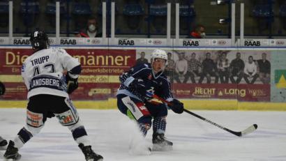 Archivbild: gb
Die Blue Devils feierten am zweiten Weihnachtsfeiertaq beim HC Landsberg einen 3:2-Erfolg. Edgars Homjakovs (rechts, Szene aus dem Hinspiel) gelang bereits nach 38 Sekunden der Führungstreffer für die Weidener.