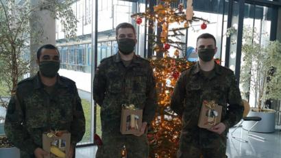Bild:  Mario Hönig, Bundeswehr Weiden/exb
Unter anderem diese drei Weidener Soldaten haben an Heiligabend Dienst im Gesundheitsamt in Fürth.