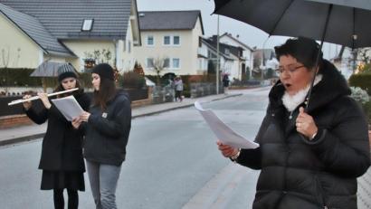 Bild: Thomas Dobler
Manuela Pürzel-Lehner (rechts) entwickelte nicht nur die Idee für das weihnachtliche Nachbarschaftssingen, sie wählte auch die Lieder aus und gab den Ton an.
