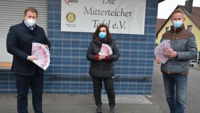 Bild: jr
Bike-Station-Gesellschafter Klaus Möhwald (rechts) überreichte an Tafel-Vorsitzende Nicole Fürst 100 Gutscheine a zehn Euro im Gesamtwert von 1000 Euro für die Mitterteicher Tafel. Eingelöst können diese Gutscheine im Mitterteicher Einzelhandel werden. Vermittelt hatte diese vorweihnachtliche Geste Bürgermeister Stefan Grillmeier, der von einer weiteren Stärkung für den Mitterteicher Einzelhandel sprach.