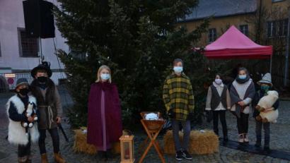 Bild: dob
Im Schlosshof der Friedrichsburg spielten Buben und Mädchen aus der katholischen Gemeinde das Krippenspiel "Der kleine Hirte und der Räuber" auf.