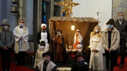 Bild: du
Das Krippenspiel mit dem Titel "Gottes Sohn kam zur Welt" wurde in der Pfarrkirche "Maria Königin" in den beiden Kindermetten aufgeführt. Es hatte Karl Koller (rechts) mit den Kindern einstudiert. Pfarrer Thomas Stohldreier (Zweiter von links) dankte für die gelungene Aufführung.