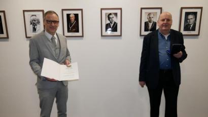 Bild: hmr
Bürgermeister Bernd Sommer (links) freute sich, dass er die große Ehre hatte, dem langjährigen Stadt- und Kreisrat Rainer Fischer die Kommunale Verdienstmedaille in Bronze zusammen mit einer Urkunde, unterzeichnet von Innenminister Joachim Herrmann, überreichen zu dürfen.