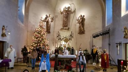 Bild: gi
Die Ministranten spielten den Traum der kleinen Emma in verschiedenen Szenen in Pantomime vom Weihnachtsgeschehen. Die großen Ministranten führten Regie. Diakon Herbert Sturm (links) hielt die Krippenfeier und dankte allen Mitwirkenden.