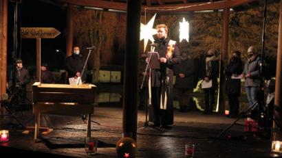 Bild: jzk
„Möge Gott uns Frieden schenken in dieser Heiligen Nacht“, betete Stadtpfarrer Thomas Kraus (Mitte) am Ende der weihnachtlichen Andacht auf dem Eisweihergelände.