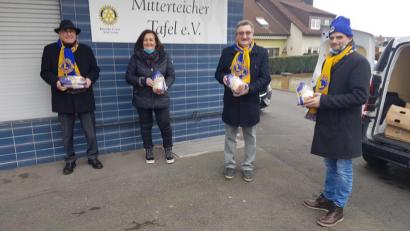 Bild: ubb
Pastpräsident Albert Saller, Präsident Hans-Jürgen Jokiel und Lions-Mitglied Dominik Neitz (von links.) überreichten der Tafel-Leiterin Nicole Fürst über 70 Enten.