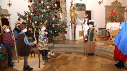 Bild: Josef Böhm
Der Engel verkündet den Hirten die Geburt Christi. Die Botschaft des Weihnachtsevangeliums inszenierten die Erstkommunionkinder vor dem Altar.