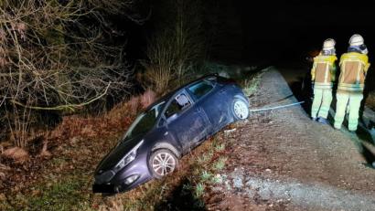 Bild: Polizeiinspektion Weiden/exb
Das Auto der Anglerin ist in den Straßengraben gerutscht.