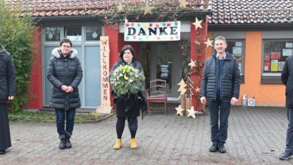 Bild: gf
Mit Viel Lob und Dank wurde nach 34 Jahren Kindergartenleitung Angelika Hiltl in den Ruhestand verabschiedet; dabei waren (von links) Pfarrer Johannes Arweck, die neue Leiterin Andrea Kellner, Angelika Hiltl, Erster Bürgermeister Albert Geitner und stellvertretender Landrat Franz Mädler.