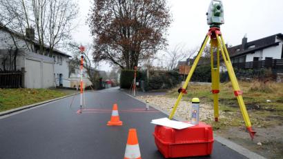 Bild: Stephan Huber
Aus der Mauer ist inzwischen ein Pflanztrog geworden: Er soll die Dostlerstraße teilen. Sein Standort wurde dieser Tage schon eingemessen.