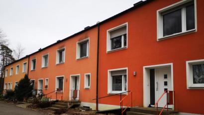 Bild: td
Die Einrichtung "Haus Sonnenblume" in Schwandorf-Dachelhofen ist eine betreute Wohngemeinschaft für Senioren mit Pflegebedarf, die sich als Alternative zum Altenheim sieht. Sie besteht aus den früheren sogenannten Ingenieurshäusern des Bayernwerks.- drei Reihenhäusern, die zusammengelegt worden sind.