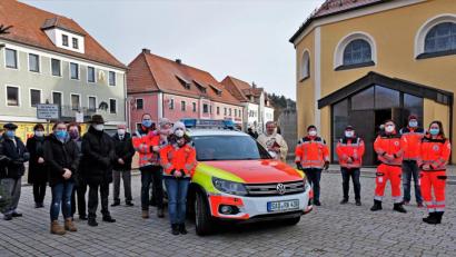 Bild: twi
Stolz präsentieren die Helfer vor Ort ihr neues Einsatzfahrzeug - in der Mitte Pfarrer Ertl nach der Segnung und links BRK-Mitglieder