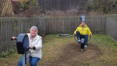 Bild: Eichl
Die Seniorenbeauftragte Johanna Ludwig und ihr Sohn, Bürgermeister Markus Ludwig, machen in der Kneipp-Anlage in Lanz den Praxistest.