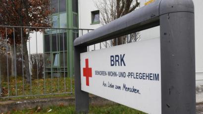 Bild: Gabi Schönberger
Im BRK-Seniorenheim in Weiden laufen derzeit Reihentests bei Mitarbeitern und Bewohnern. Mit Stand Mittwochnachmittag sind dort 27 Bewohner und 12 Mitarbeiter nachweislich mit dem Coronavirus infiziert.