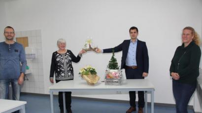 Bild: frd
In Anwesenheit von Personalrätin Alexandra Schmid (rechts) und dem Hausmeister der Doktor- Eisenbarth-Schule, Wolfgang Hösl (links), wurde Raumpflegerin Adelheid Spichtinger (Zweite von links) von Bürgermeister Rudolf J. Teplitzky (Zweiter von rechts) in den Ruhestand verabschiedet.