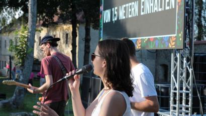 Archivbild: Dominik Schelter/exb
Die Musikinitiative Vohenstrauß (MiVoh) will sich dem Verband für Popkultur in Bayern anschließen, um unter anderem Nachwuchsbands die Möglichkeit zu bieten, aufzutreten. Heuer waren Konzerte wie hier von "Granny Is Back" im Garten der Friedrichsburg wegen Corona eine Seltenheit.