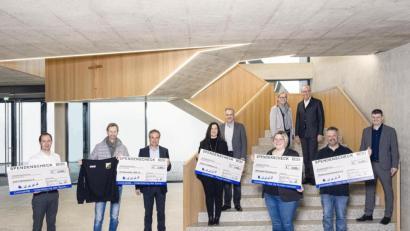 Bild: Bernd Schoenfelder/exb
Über einen Spendenscheck in Höhe von jeweils 2000 Euro freuten sich (vorne von links) Wolfgang Knoll von der DJK Falkenberg, Stephan Andörfer vom SV Steinmühle mit IGZ-Geschäftsführer Alfred Meyer, Claudia Grillmeier mit Landrat Roland Grillmeier für die Aktion Lichtblicke, Veronika Höcht von der Blaskapelle Falkenberg und Michael Wirth vom Theaterverein Erbendorf. IGZ-Geschäftsführer Christian Mattes (rechts), Wolfgang Gropengießer mit Ehefrau Martina (hinten) freuten sich, weiteren fünf Initiativen mit einer Geldspende etwas Gutes tun zu können.