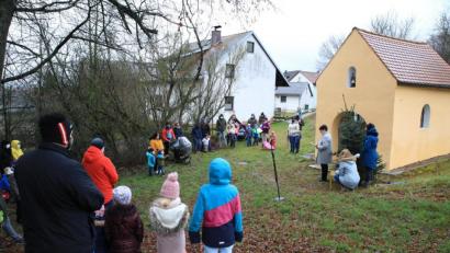 Bild: njn
An der Altenstädter Kapelle feierte die katholische Pfarrei mit Gemeindereferentin Roswitha Heining einen Kleinkindergottesdienst.