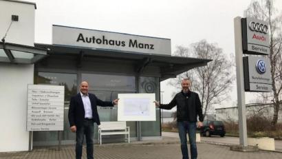 Bild: Robert Huber/exb
Herbert Manz freut sich über die Auszeichnung der Kfz-Innung durch Innungsgeschäftsführer Stefan Brandl (links)